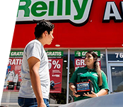 Mujer sosteniendo una cateria de auto.