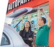 Hombre cambiando un limpiaparabrisas