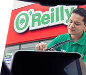 Hombre cambiando un limpiaparabrisas