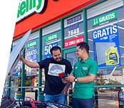 Hombre cambiando un limpiaparabrisas