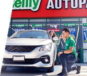 Hombre cambiando un limpiaparabrisas