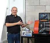 Hombre cambiando un limpiaparabrisas